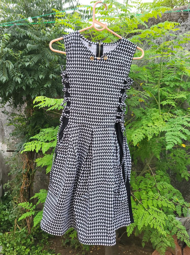 Dress With Side Detailing