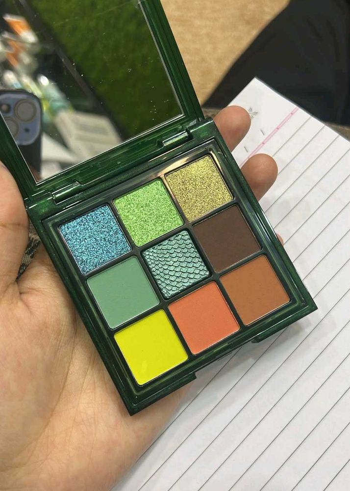 huda beauty wild python eyeshadow palette.