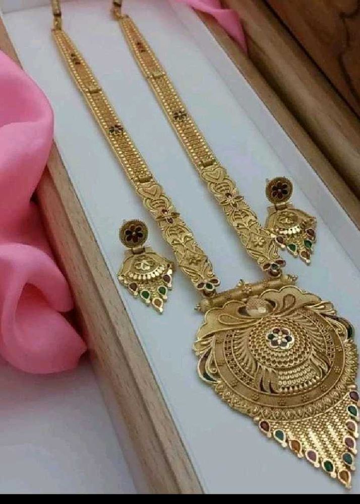 Stunning Gold-Toned Necklace &amp; Earring Set