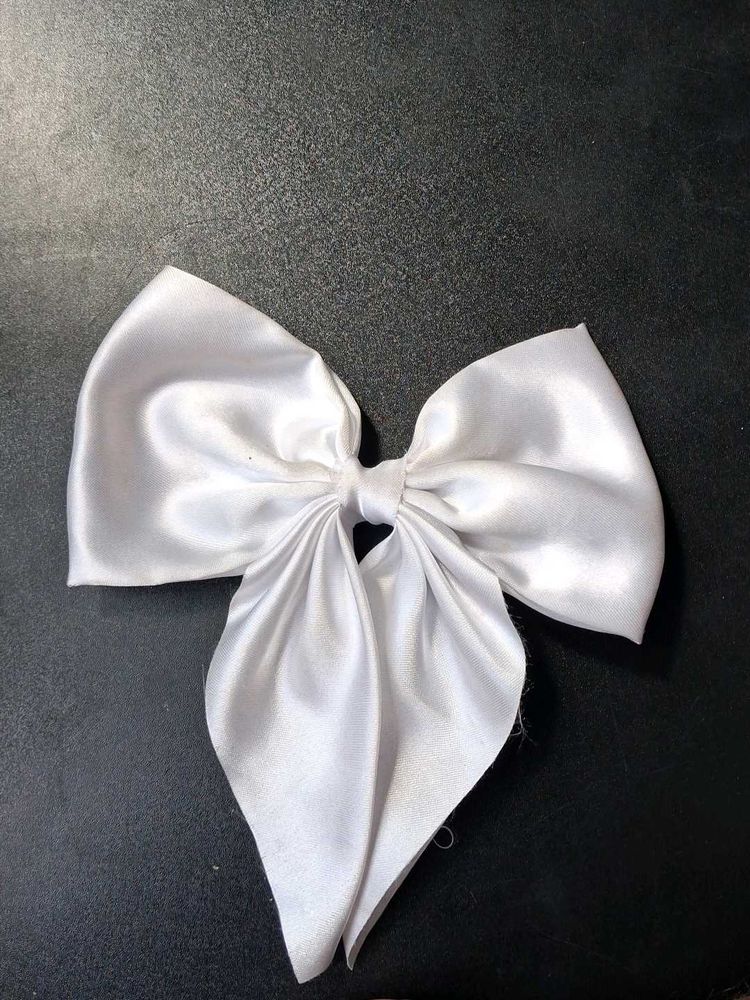 white hair bow