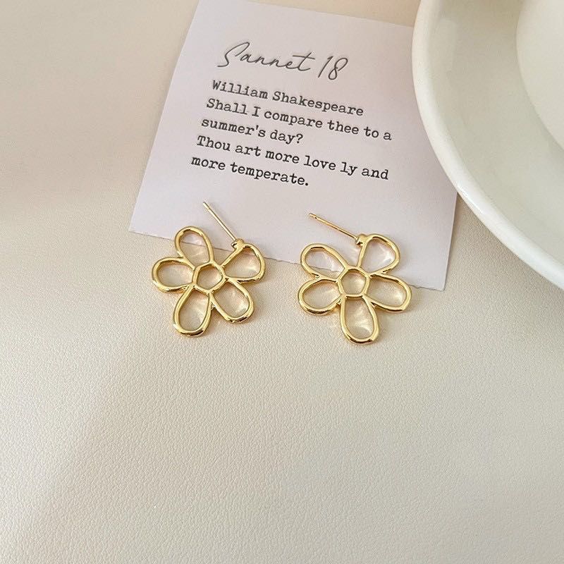 Gold Flower Earrings -  Delic