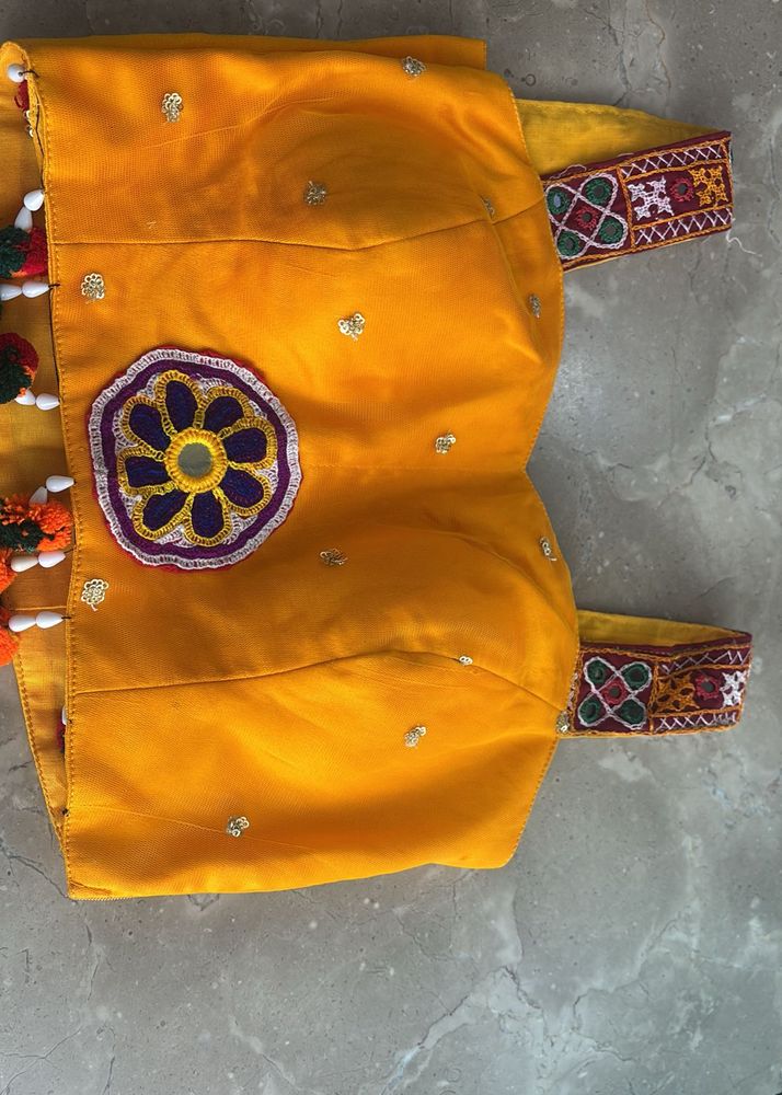 navarti yellow colpur blouse witha border on it