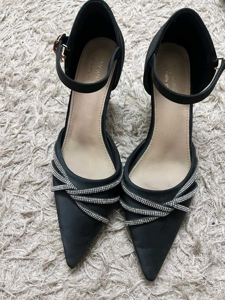 Elegant Black Heels with Rhinestone Embellishment