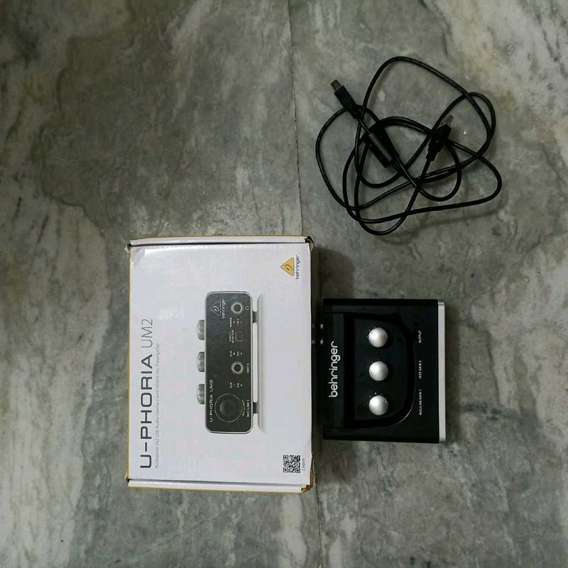 Behringer U-Phoria UM2 Audio Interface