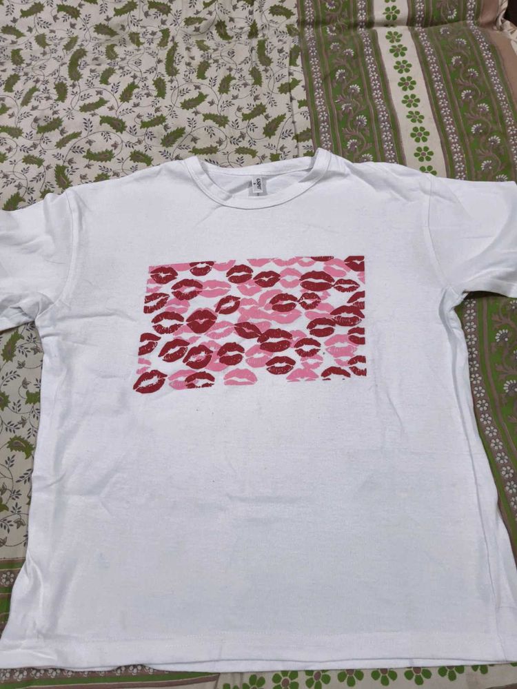 White oversize T-Shirt with Pink Lips Print