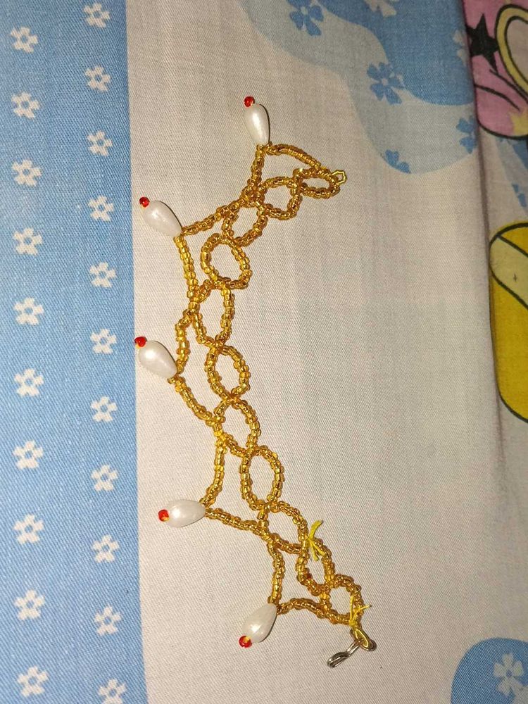 Golden nosepin chain