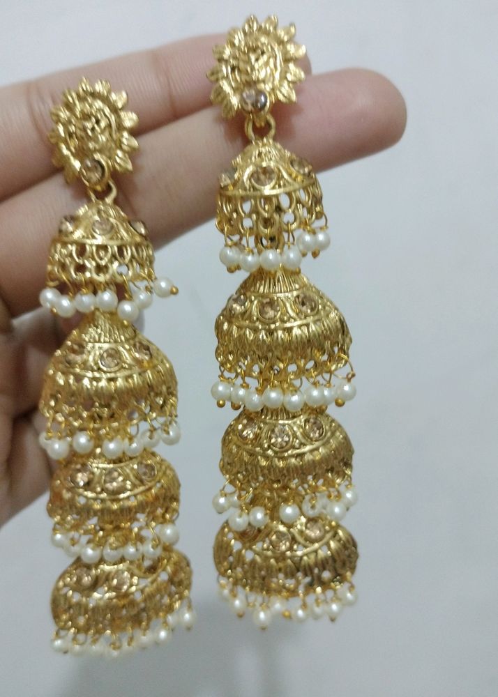 Earings Gold Colour