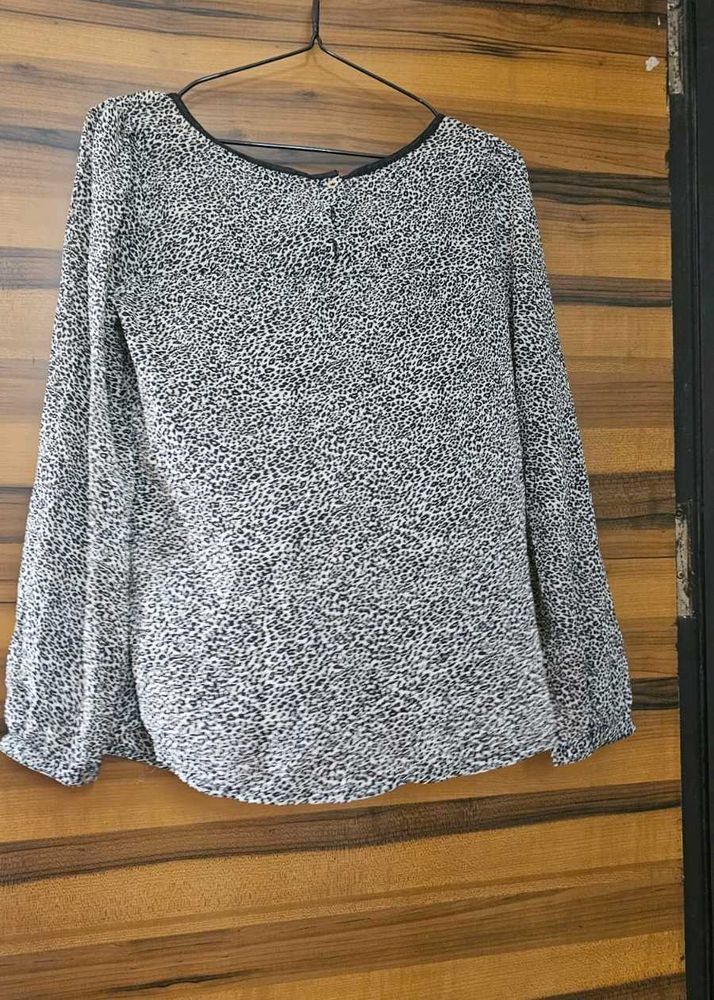 Chic Leopard Print Long Sleeve Top