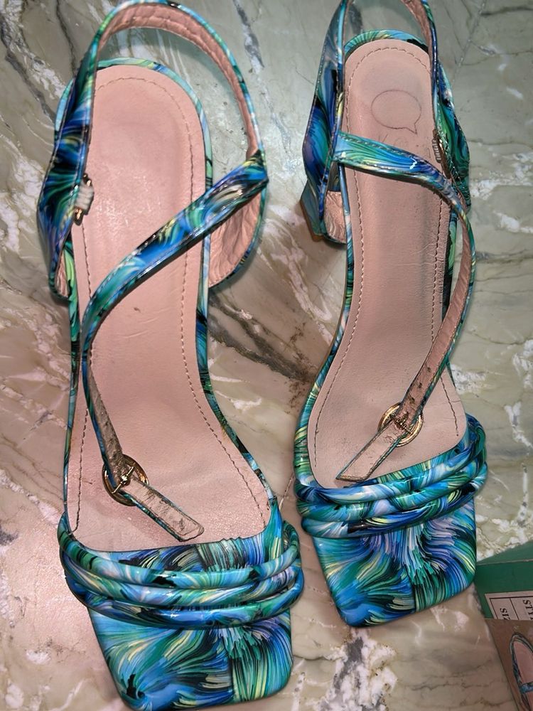 Stylish Blue &amp; Green Abstract Print Heels