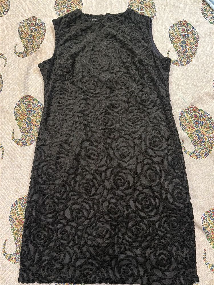 Chic Black Rose Textured Dress