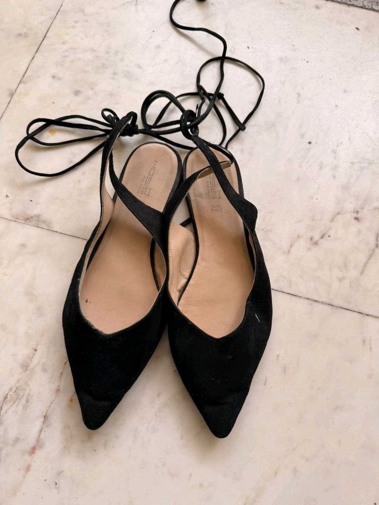 Chic Black Pointed Toe Lace-Up Flats