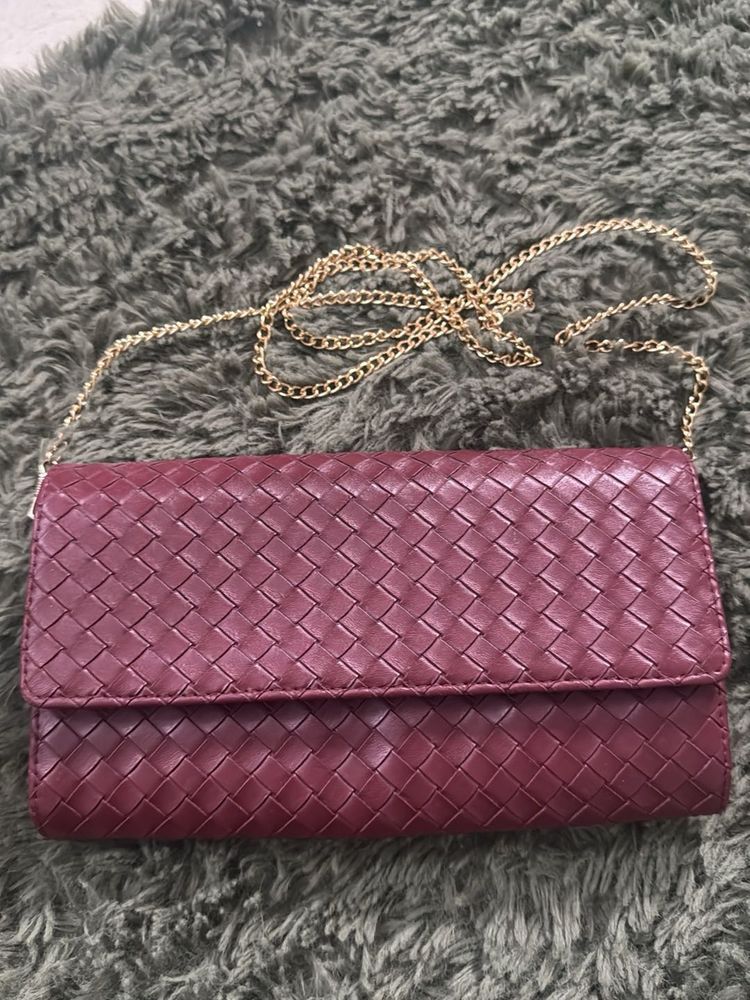 Stylish Woven Clutch with Gold Chain