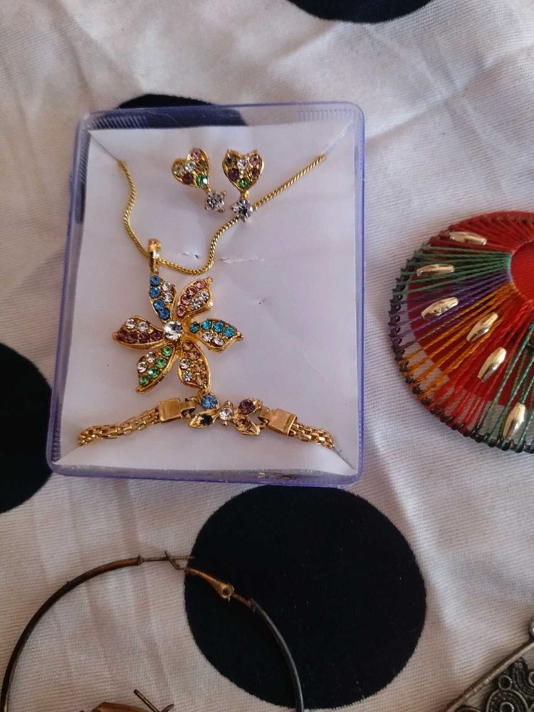 Jewellery Set with Colorful Stones nd earrings