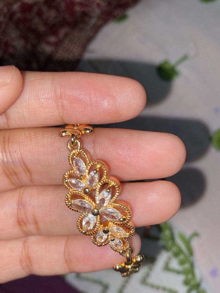 ElegantANTI TARNISH Gold Flower Bracelet