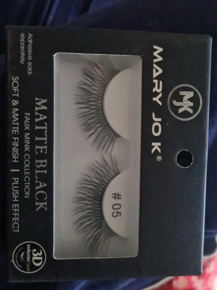 Women Long Eye lashes