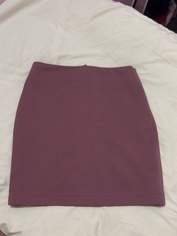 Chic Ribbed Mini Skirt