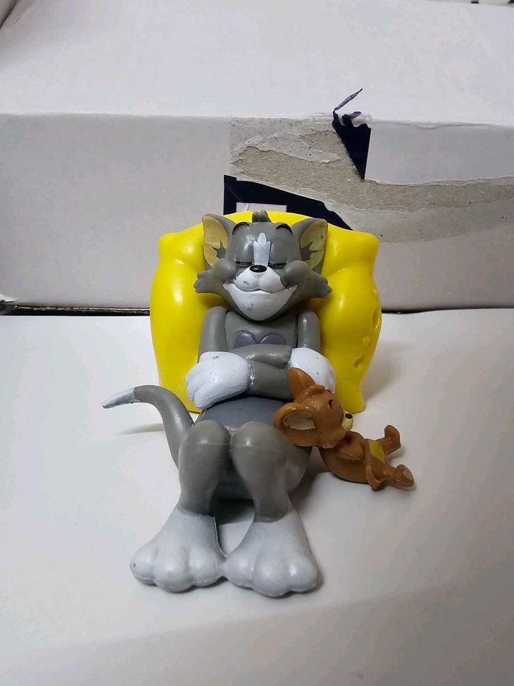 Tom n Jerry sleeping figure