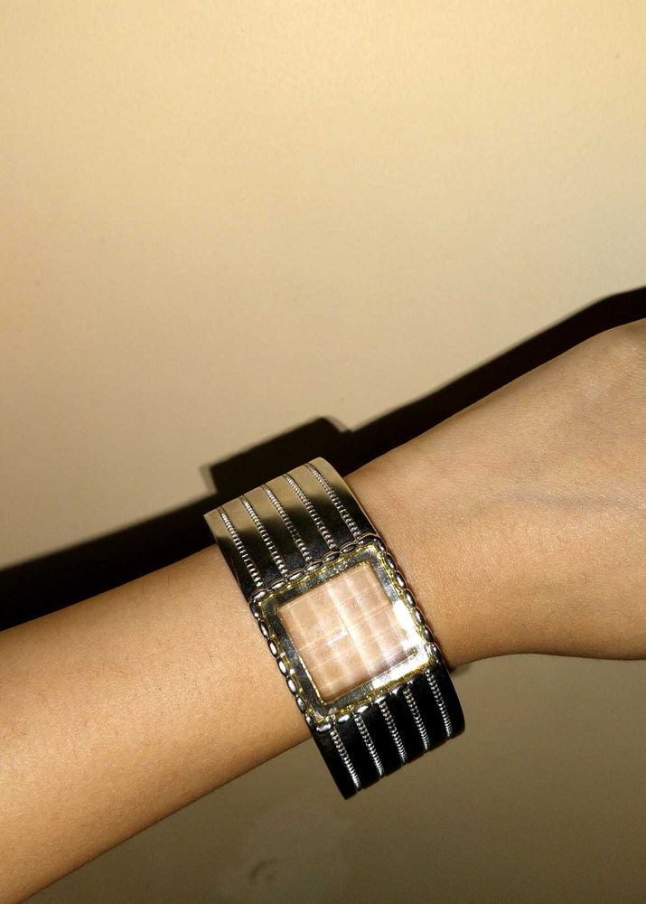 Elegant Women's Bangle.