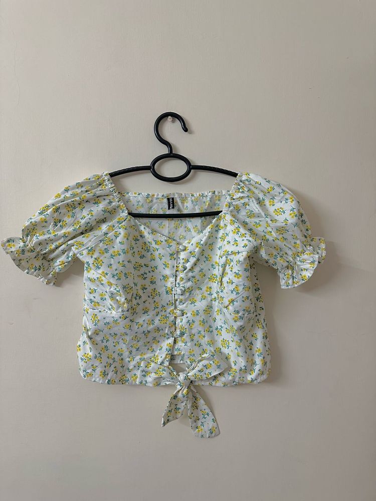 “Elegant Floral Top – Fresh and Feminine Style”