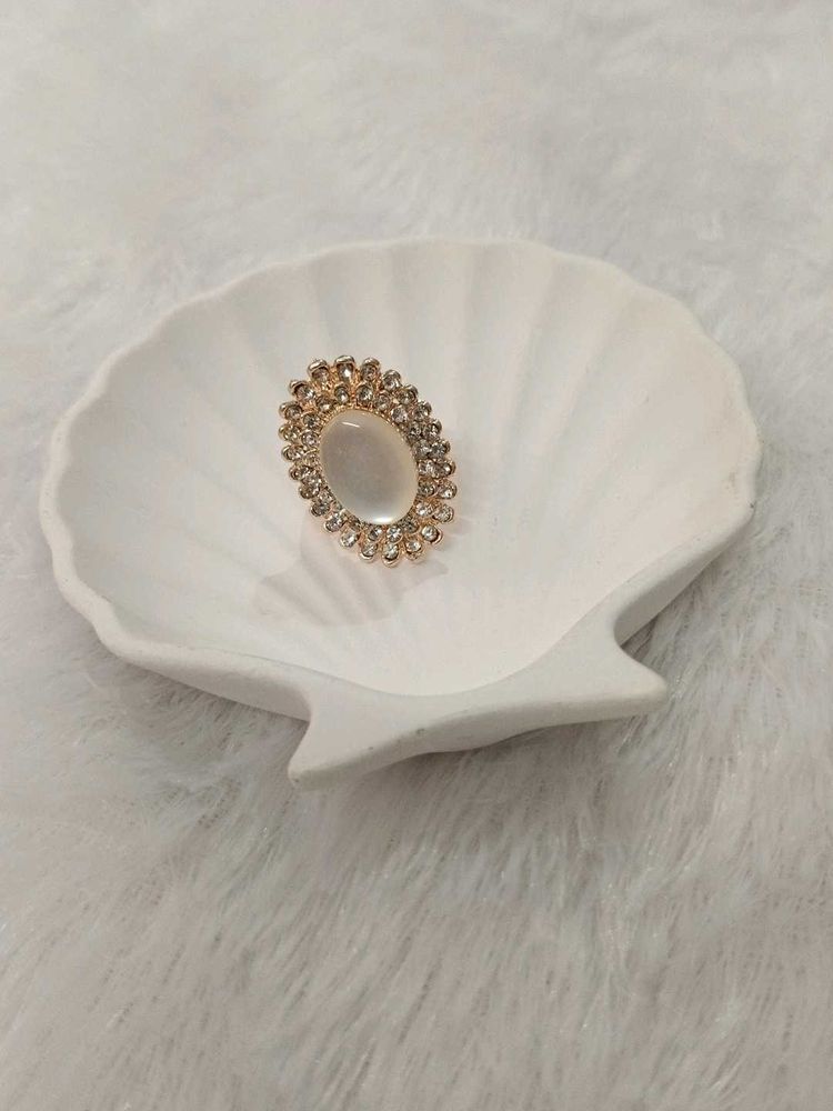 Elegant Oval Stone Brooch with Rhinestones