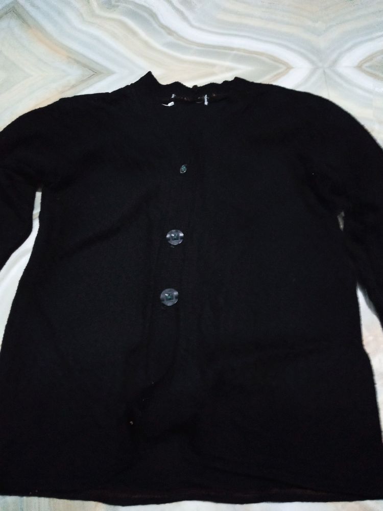 2 Pic Black And One Sweater Aur Jacket Hai