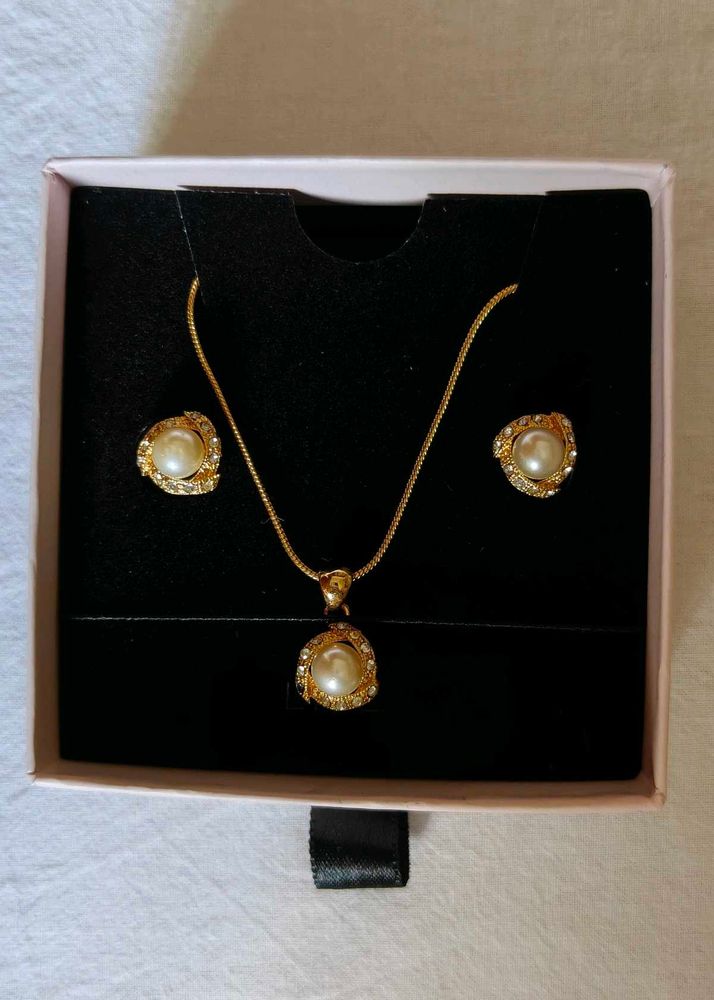 Elegant Pearl Necklace and Earring Set