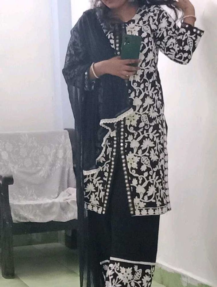 Embroidered Kurta Set with Mirror Work