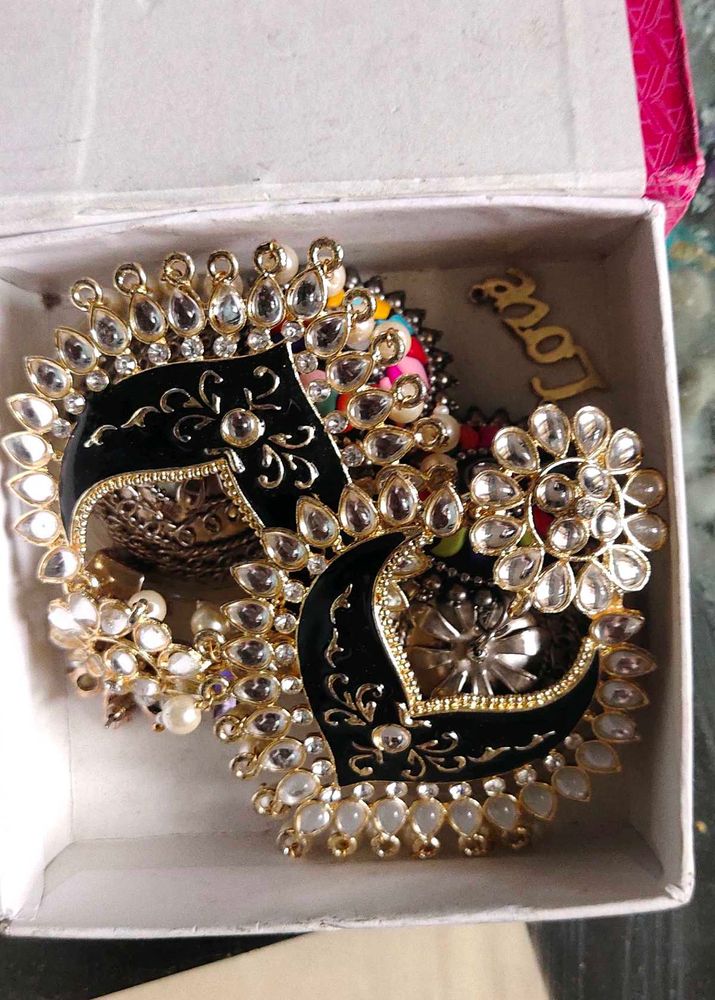 Elegant Black &amp; Gold Kundan Jewellery Set