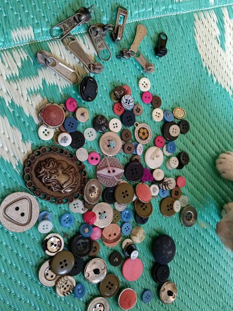 buttons,chain holder