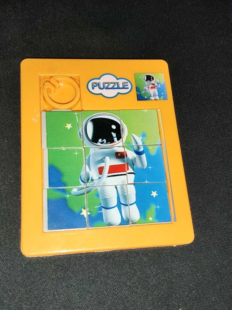 Astronaut Sliding Puzzle Game