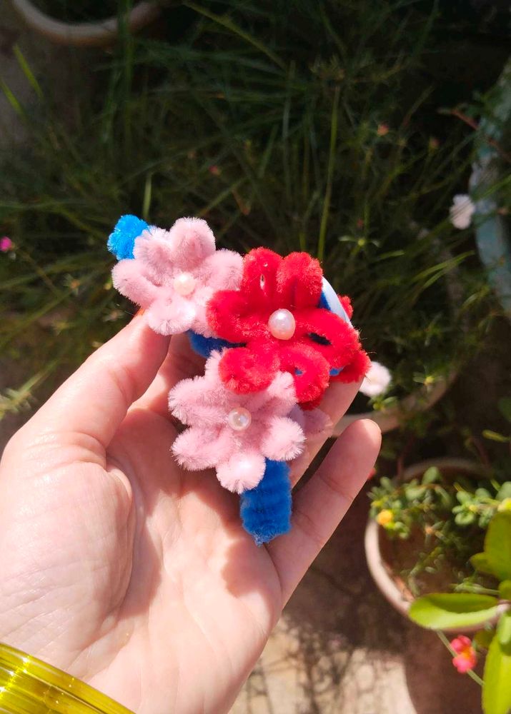 Handmade pipe cleaner clutcher