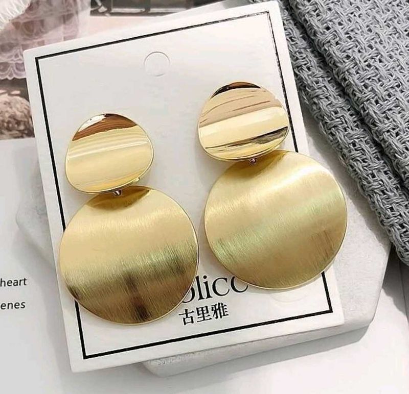 Chic Gold Disc Dangle Earrings
