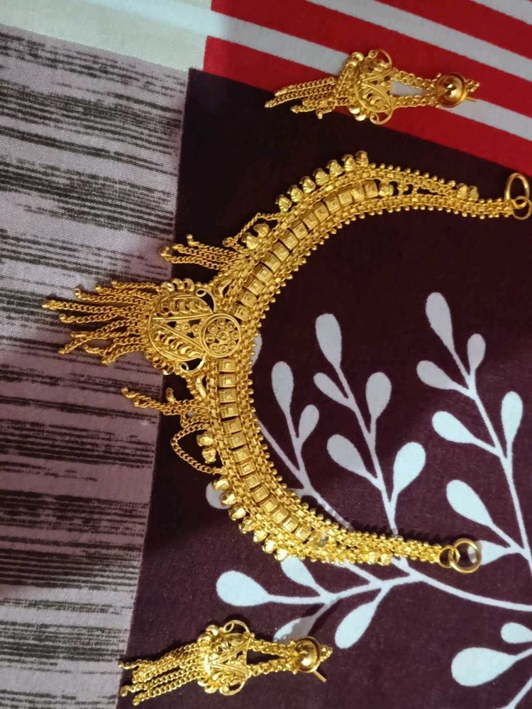 Elegant Golden Necklace and Earrings Set