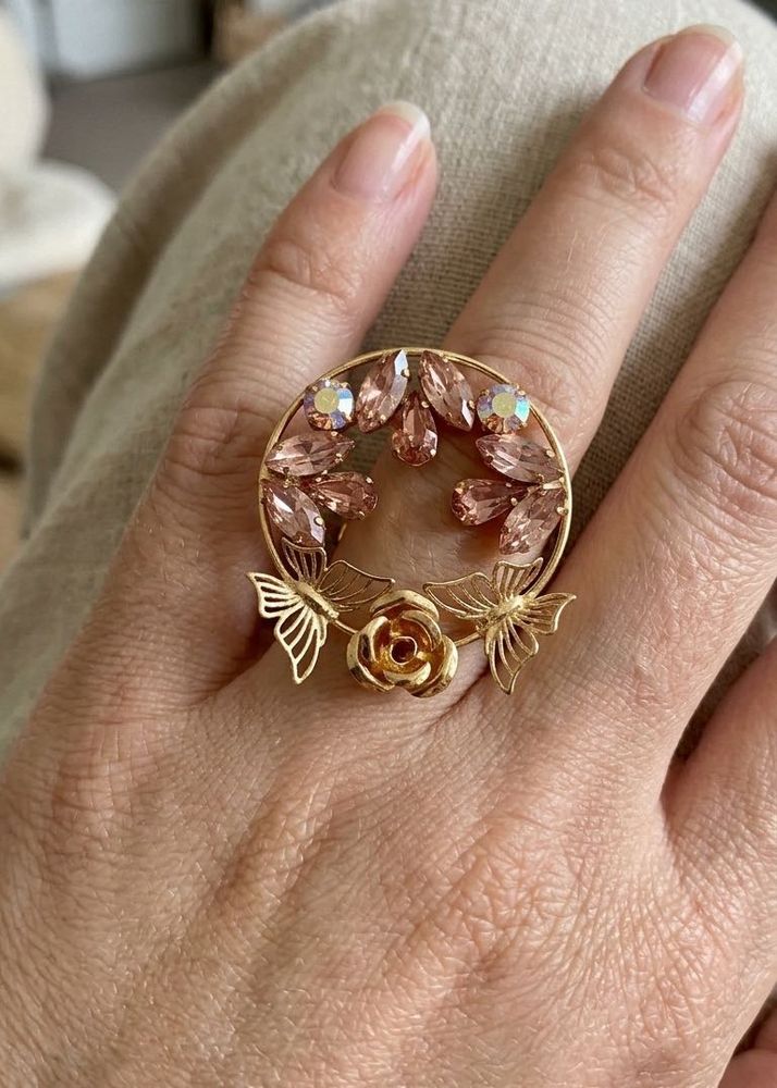 Beautiful Ring with Crystals &amp; Rose