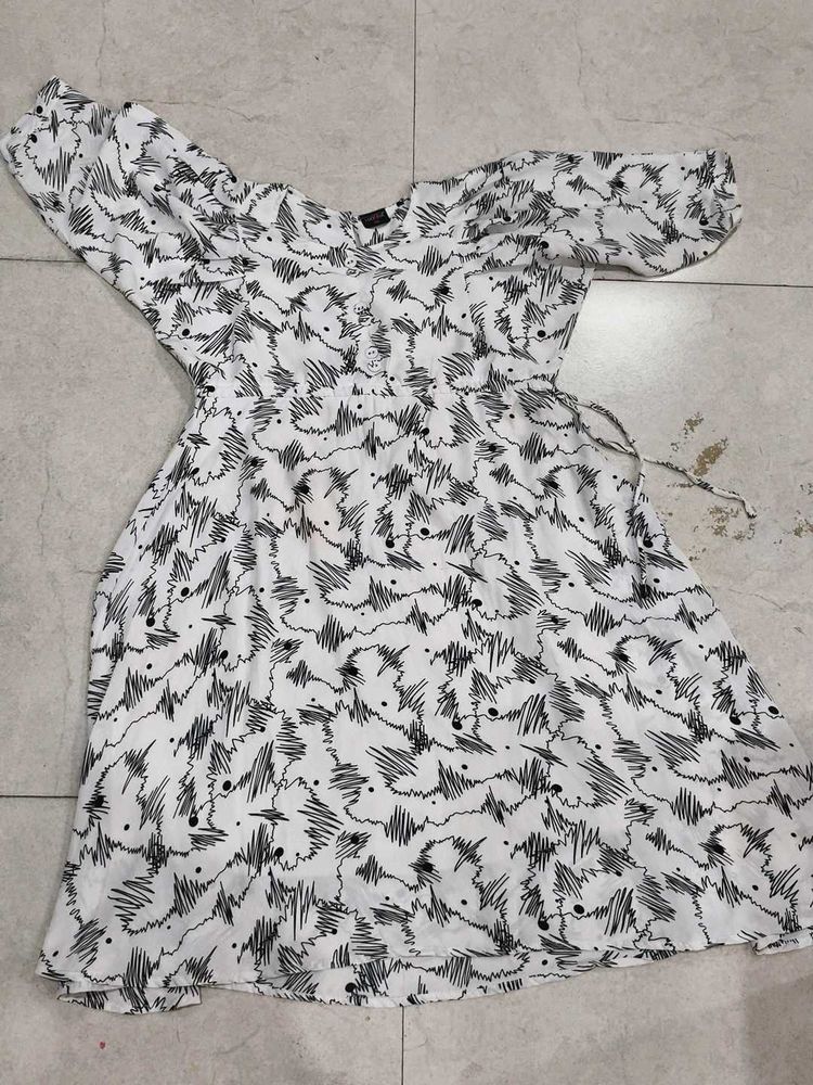 White &amp; Black Abstract Print Dress