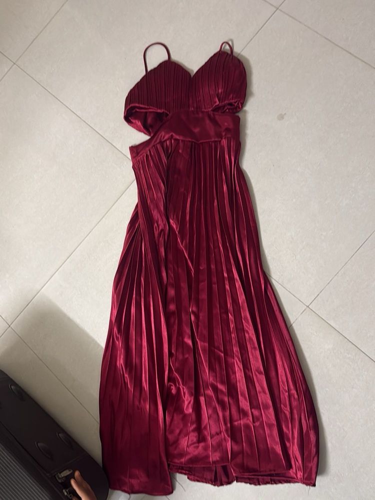 Elegant Pleated Cut-Out Maxi Dress