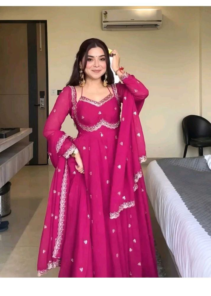 Elegant Pink Embroidered Kurta Set M size