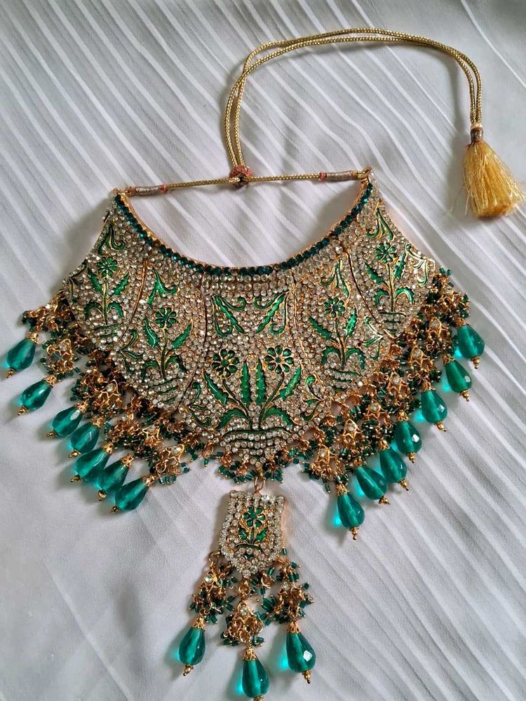 Exquisite Emerald &amp; Crystal Necklace Set