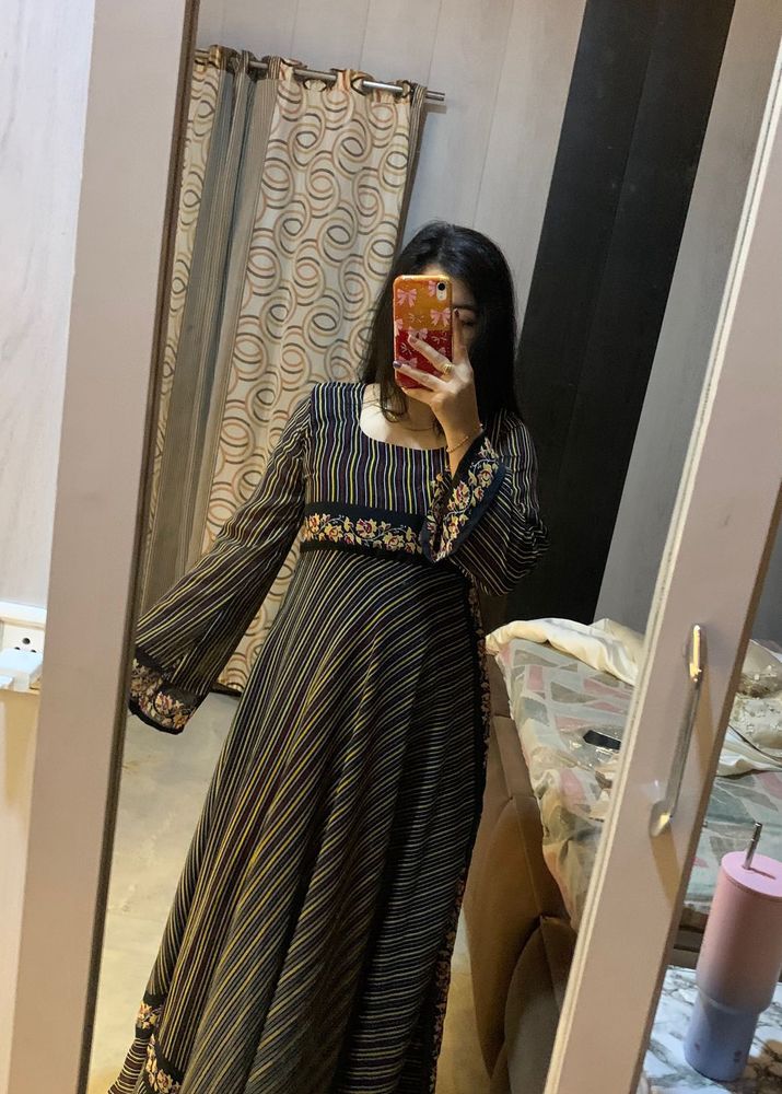 Elegant Striped Ethnic flaired gown🎀🦋❤️