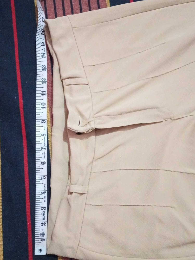 Stylish Beige Trousers winth t-shirts