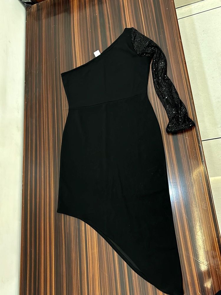 Chic Black One-Shoulder Dress