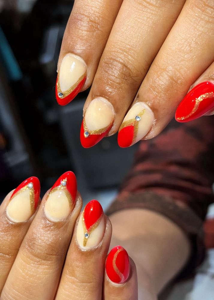 Elegant Red and Gold Nail press on