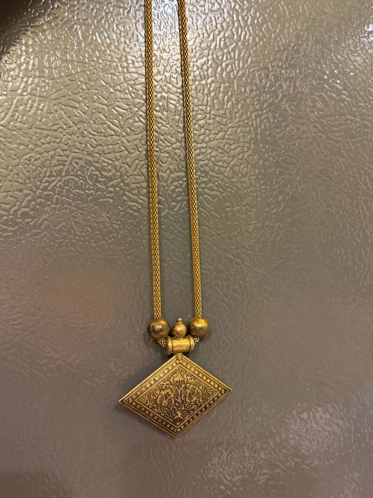 Elegant Gold Tone Pendant Necklace