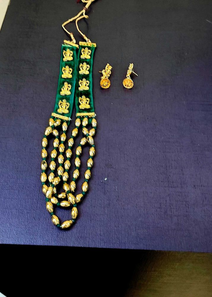 Green Velvet Gold Tone Necklace &amp; Earrings Set