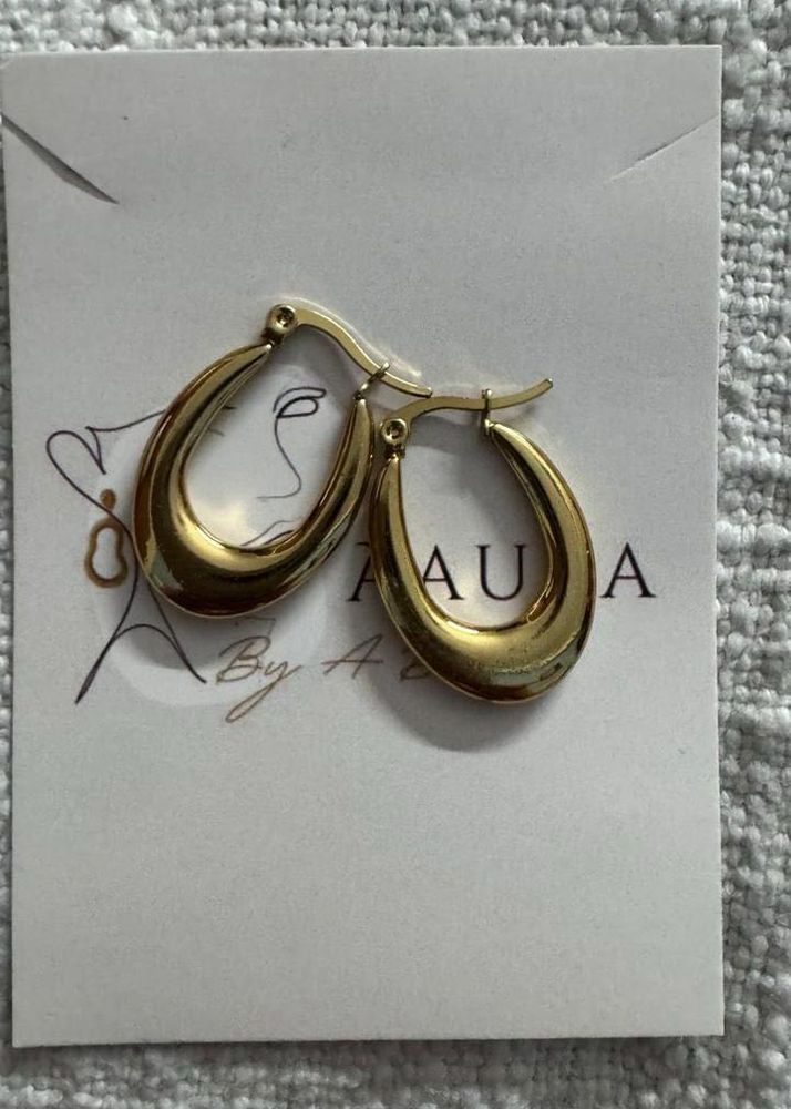 Chic Gold Oval Hoop Earrings