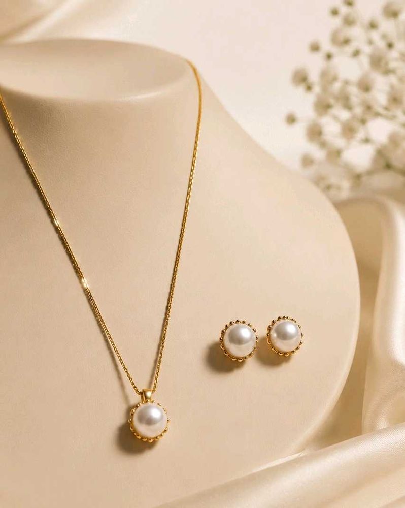 Elegant Pearl Necklace and Earrings Set