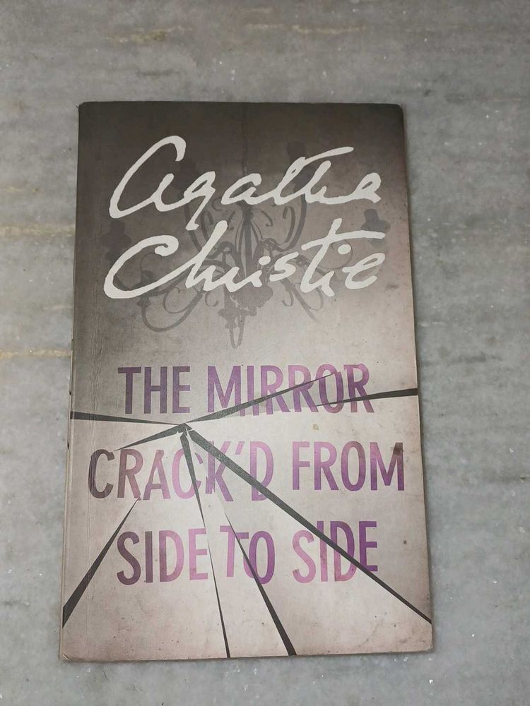 Agatha Christie:The mirror cracked from side to si