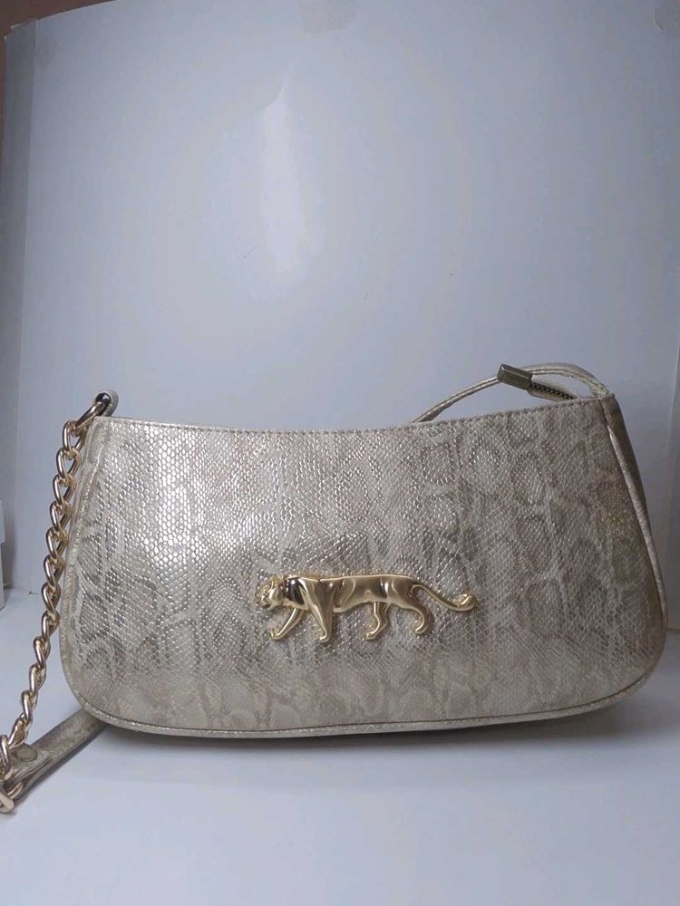 Elegant Gold Shoulder Bag with Leopard Emblem