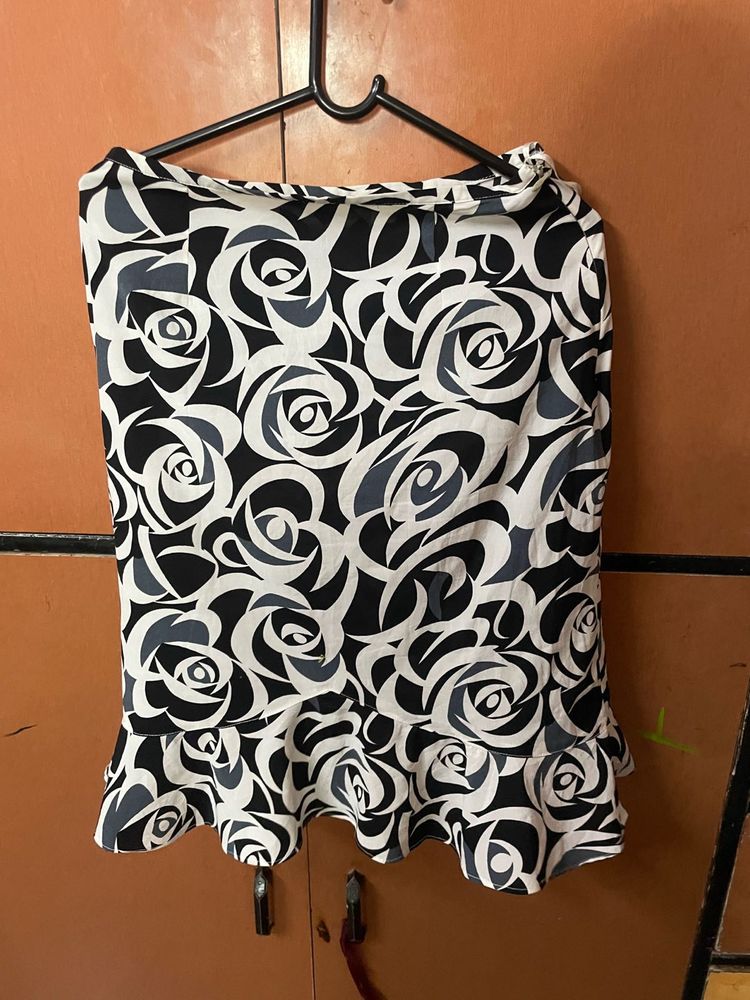 Stylish Black &amp; White Rose Print Skirt