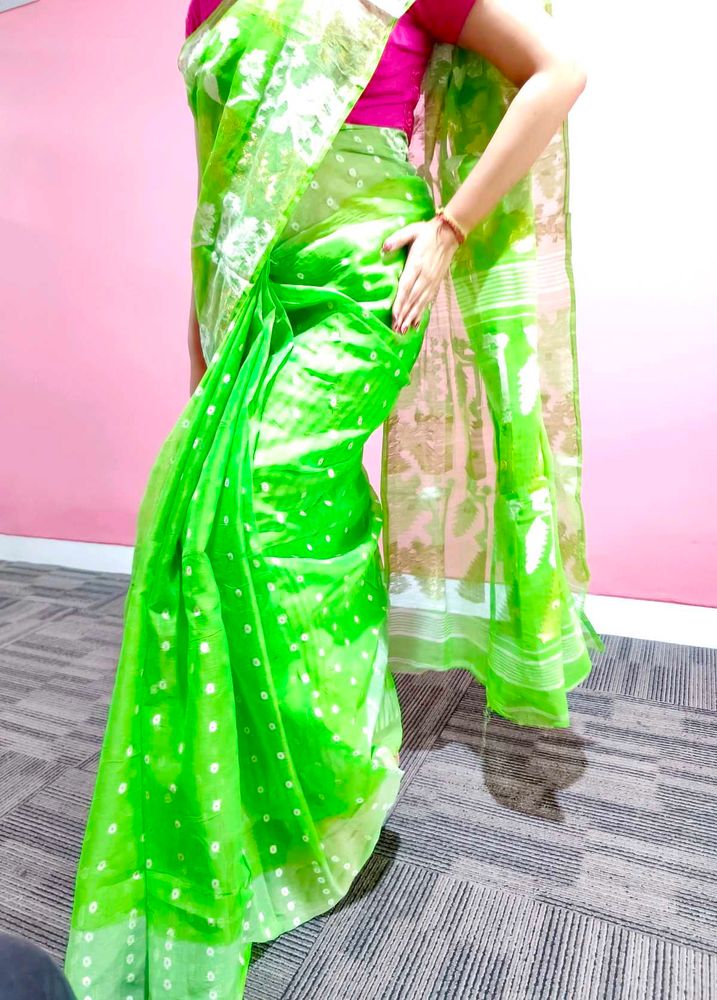 Vibrant Green Pure Dhakai Jamdani Saree